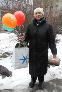 Волонтер благотворительного фонда «Ванечка» с подарками для Вадима